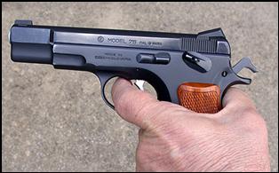 Limpwristing Handguns 008.JPG