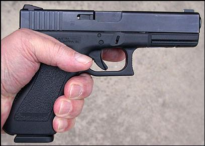 Glock17vs19hand 002.JPG